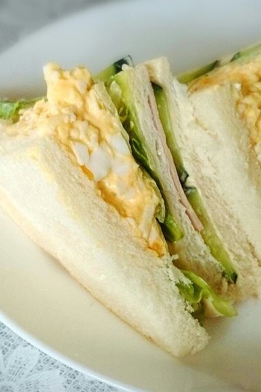 ボリューミーなサンドイッチの画像
