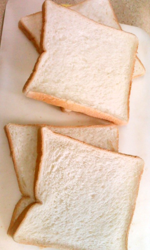 5枚切り食パンをきれいに半分に切る裏ワザの画像