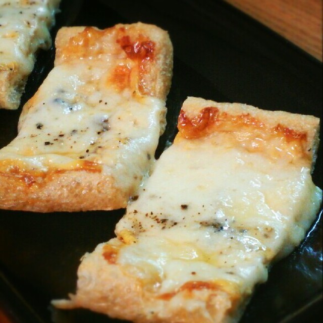 簡単 油揚げのチーズのっけ焼き レシピ 作り方 By ゆんやともも クックパッド