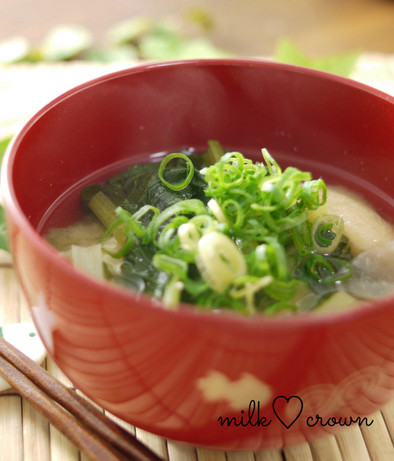 小松菜と玉ねぎの味噌汁の写真
