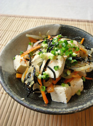 栄養満点！ひじきと豆腐のサラダの写真