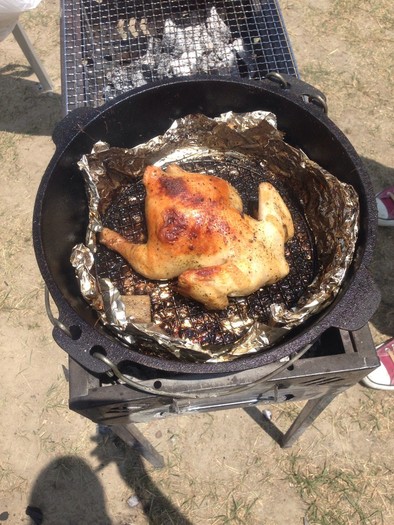 ダッチオーブンで鶏の丸焼きの写真