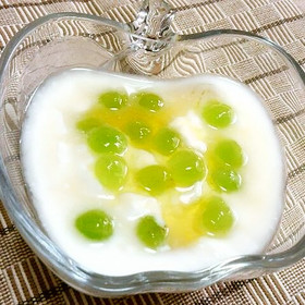 ヨーグルトにぶどう&はちみつ・レモン♪