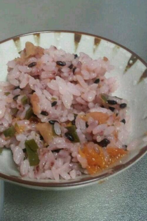 黒米と梅の炊き込みご飯の画像