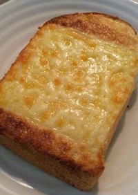 アーモンドバターとチーズのトースト