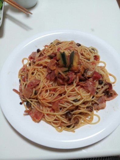 ズッキーニとトマトのパスタの写真