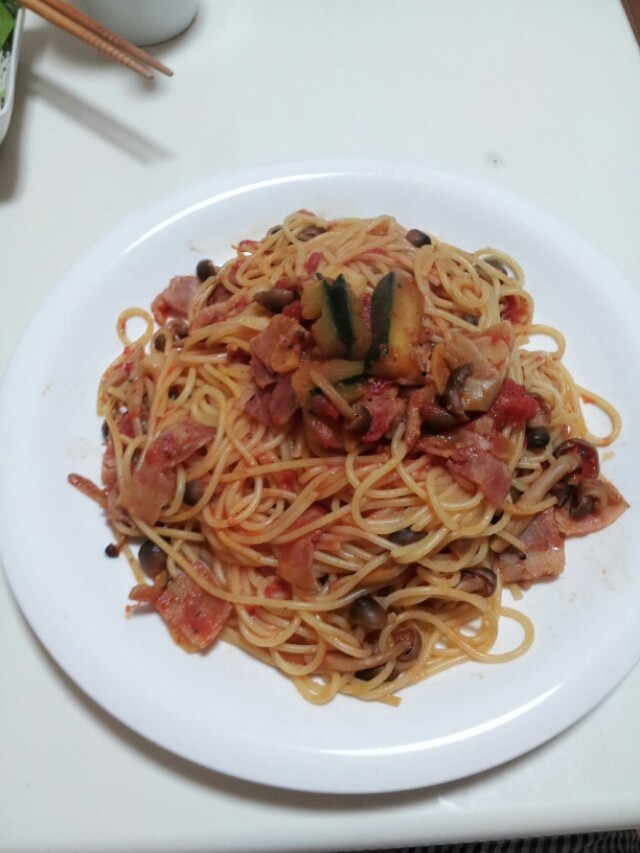 ズッキーニとトマトのパスタの画像