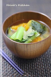 かぼちゃと小松菜のお味噌汁の写真