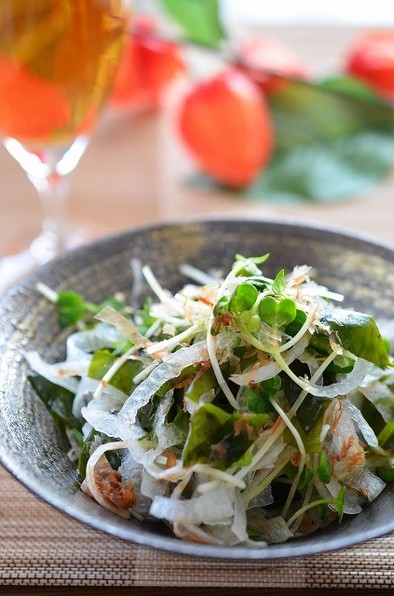 亜麻仁油で玉葱と若布の健康和風サラダの写真