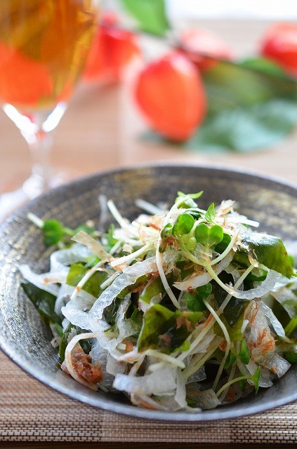 亜麻仁油で玉葱と若布の健康和風サラダの画像