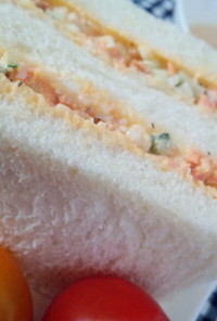鮭フレークと卵ときゅうりのサンドイッチ