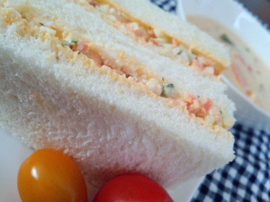 鮭フレークと卵ときゅうりのサンドイッチの写真