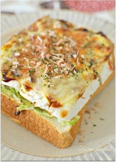 ふわふわ食感のお好み焼き風チーズトーストの写真