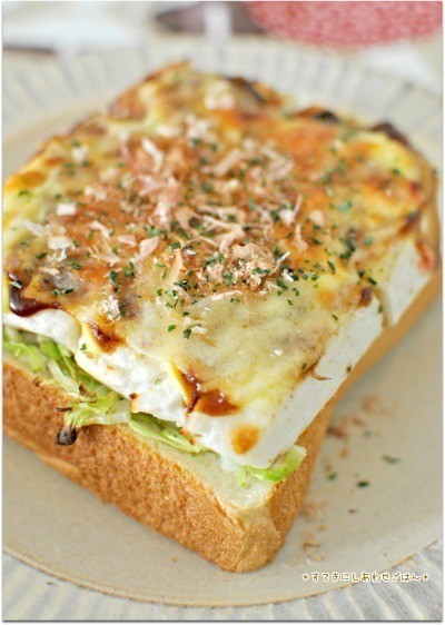 ふわふわ食感のお好み焼き風チーズトーストの画像