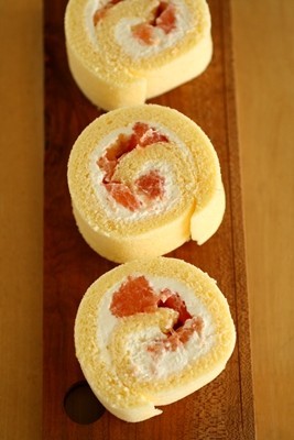 ロールケーキにふんわりシートスポンジ