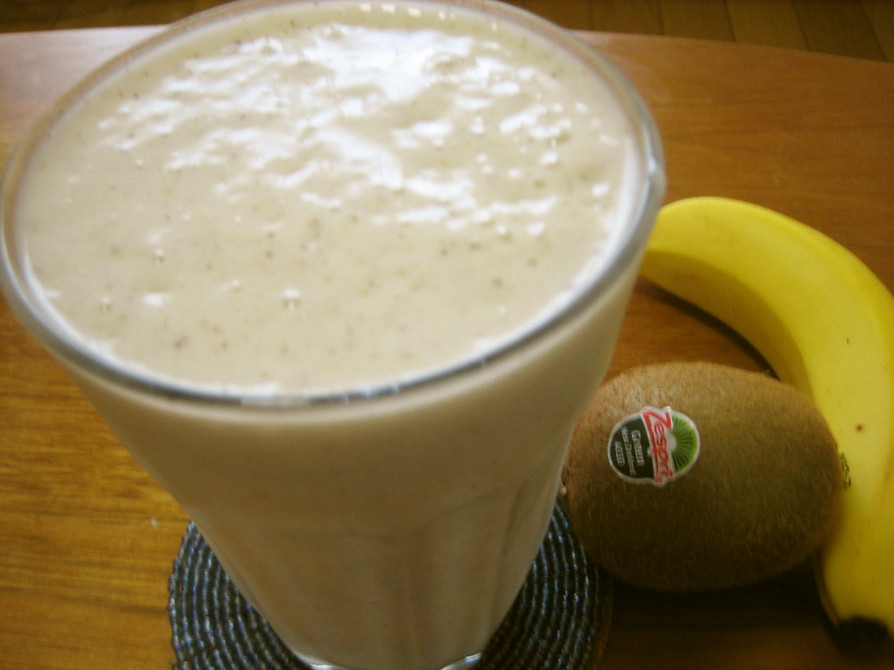 バナナとキュウイのジュースの画像