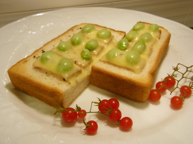 枝豆ベーコンとチーズのトーストの写真