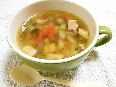 ズッキーニとパプリカのカラフル野菜スープの写真