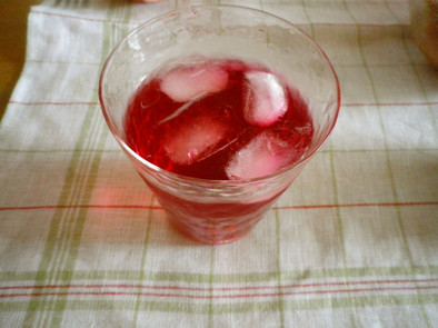 ルビーレッド色の赤じそジュースの写真