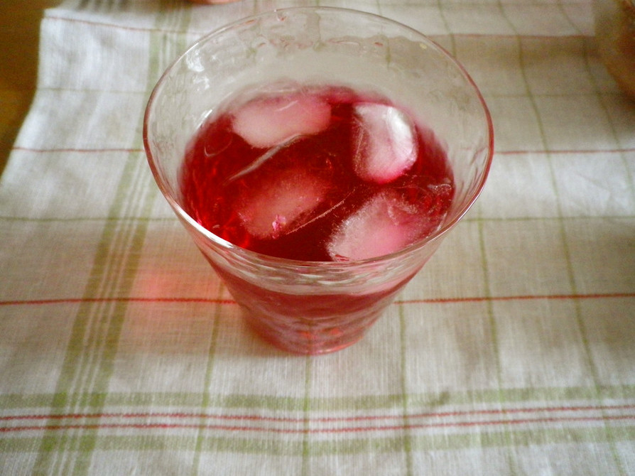 ルビーレッド色の赤じそジュースの画像