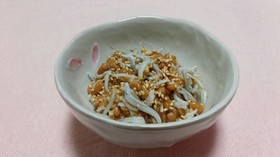 〖納豆に☆しらすと胡麻♪〗
