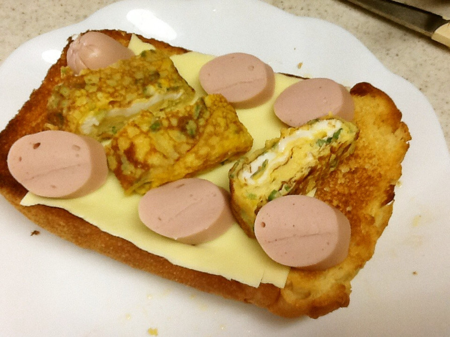 お弁当のおかずをのせたトーストの画像