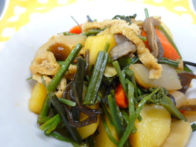 山菜とジャガイモの炒め煮の写真