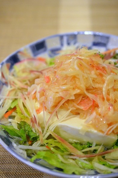 亜麻仁油健康玉葱ドレッシングで豆腐サラダの写真