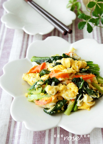 小松菜とカニカマのふんわり卵炒めの写真