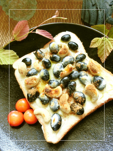 黒豆×ナッツのミルキーチーズトーストの写真