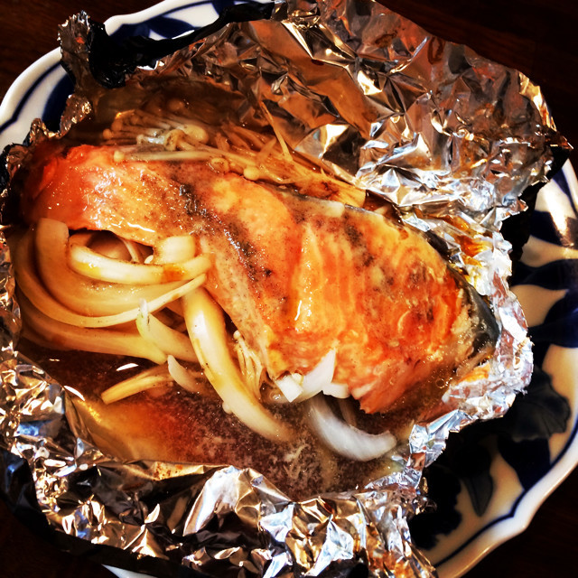 鮭とキノコと玉ねぎのホイル焼きの画像