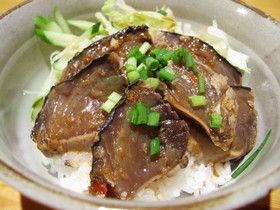 かつおのたたきと千切り野菜のピリカラ丼