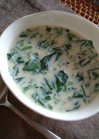 モロヘイヤの冷たい白味噌豆乳スープ