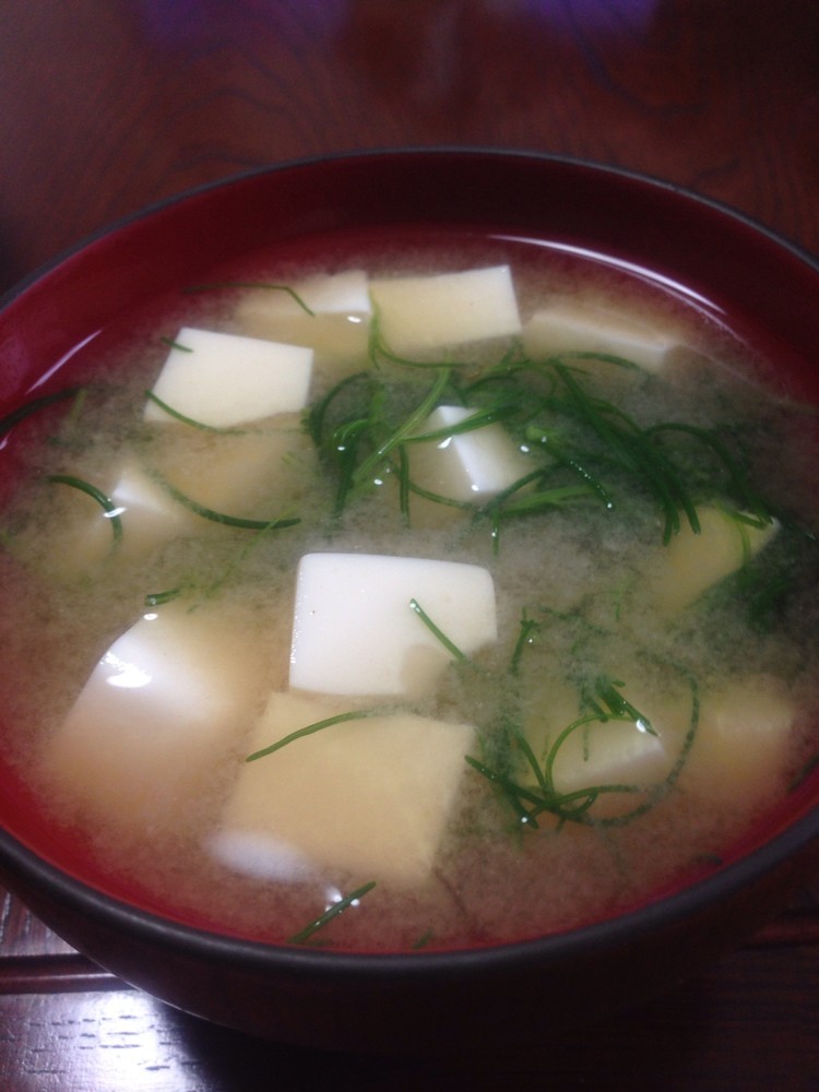 豆腐とおかひじきの味噌汁の画像