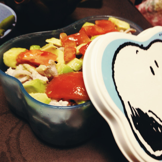 トマトアボカドピーマンナス肉サラダの画像