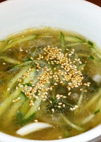 きゅうりとタマネギの冷たい韓国風スープ