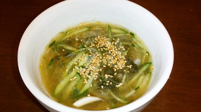 きゅうりとタマネギの冷たい韓国風スープの写真