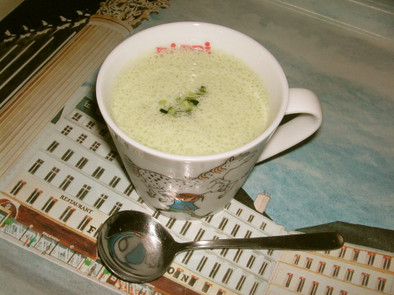 ズッキーニとワサビのヨーグルトスープの写真