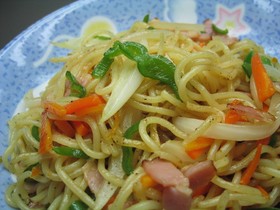 コンソメ風味。。。塩やきそば?