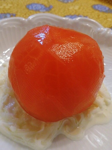 夏～！暑いっ〜！真っ赤な丸ごとトマトの写真