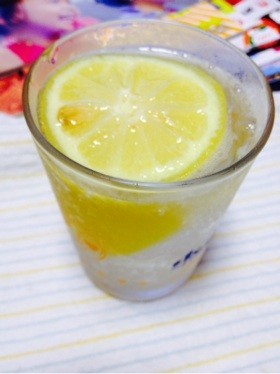 シュワっと一杯！レモンジュースの画像