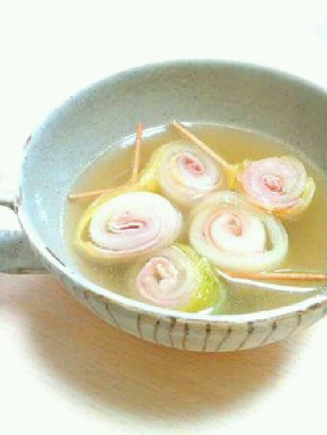 白菜とベーコンの食べるスープの画像