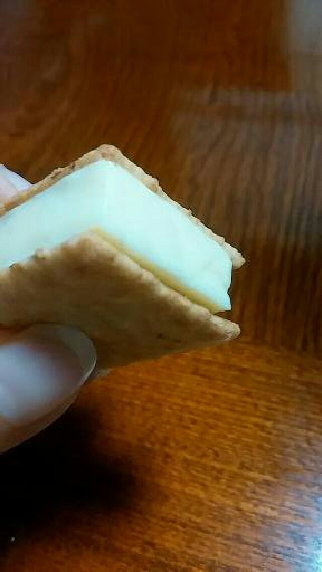 簡単すぎ煎餅orクラッカーのチーズサンドの画像