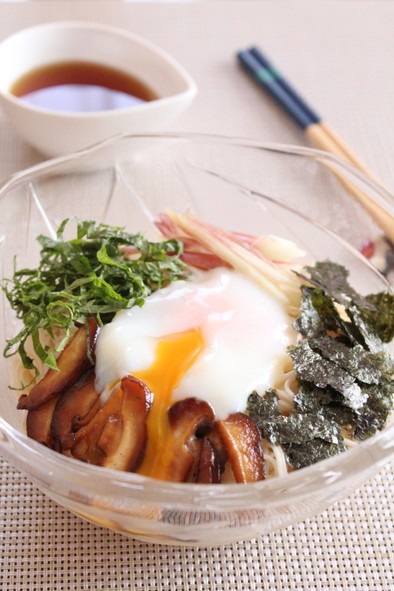 温泉卵と椎茸の甘煮入りぶっかけ素麺の写真