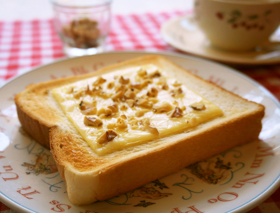 朝食に☆胡桃チーズトーストの画像