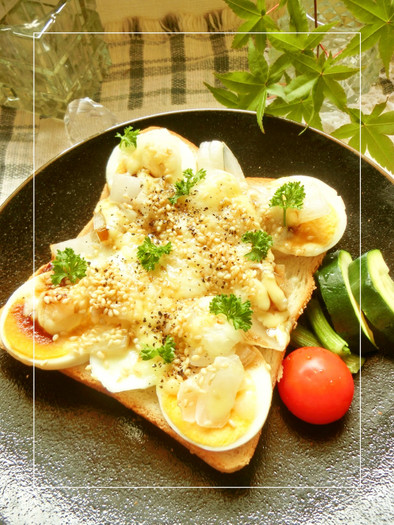 ゆで卵×新玉葱の焼肉のたれトーストの写真