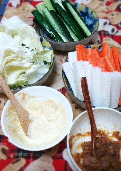 夏のおつまみ、生野菜を味噌ディップで。の写真