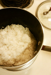 長粒米やタイ米を鍋で炊く