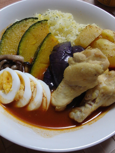 夏の揚げ野菜と鶏肉のスープカレーの写真