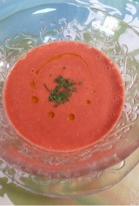 トマトパプリカビーツアボカドの赤いスープ
